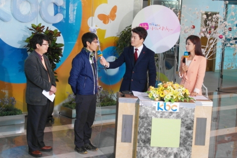 명문요양병원 김동석 원장(왼쪽 첫번째)와 김기현 환우(왼쪽 두번째)가 광주방송 나눔, 사랑의 시작입니다’서 성금 전달 및 소감을 전하고 있다.