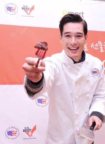 리키김이 연말 홈파티에 제격인 미국산 소고기 스테이크를 선보이고 있다.