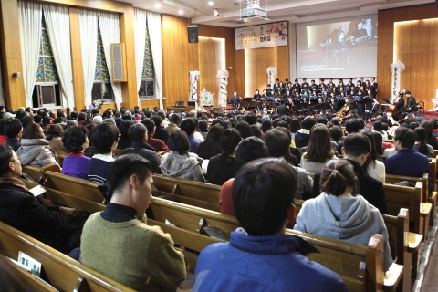 SDA삼육어학원이 후원하는 자선음악회 사랑의 선물이 12월19일 내외 귀빈, 소년, 소녀 가장, 장애우, 홀로 어르신들을 비롯하여 500여명이 모인 가운데 성황리에 개최했다.