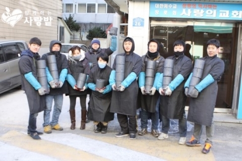 동방산업전자 임직원 25명이 사단법인 함께하는 사랑밭과 2014년을 뜻 깊게 마무리하기 위해 연탄 나눔 봉사활동을 진행했다.