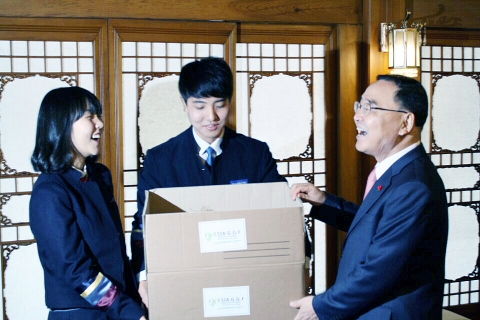 정홍원 국무총리에게 직접 재배한 마늘을 선물하고 있는 조용하(가운데), 조경화(좌) 남매
