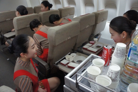 한국관광대학교 항공서비스과는 2015년 2월 졸업예정인 69명이 아시아나항공의 승무원 체험교실에 참여했다