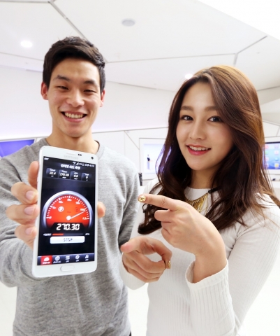SK텔레콤은 소비자 평가단을 통해 29일부터 세계 최초로 기존 LTE보다 4배 빠른 3 band LTE-A 상용 서비스를 개시했다