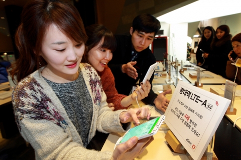 KT는 기존 LTE보다 4배 빠른 최대 속도 300Mbps의 광대역 LTE-A X4 체험 서비스를 28일부터 서울 광화문 올레스퀘어에서 시행하고, 29일부터 일반 대학생 고객으로 구성된 광대역 LTE-A X4 체험단을 운영해 속도와 품질 검증에 나선다