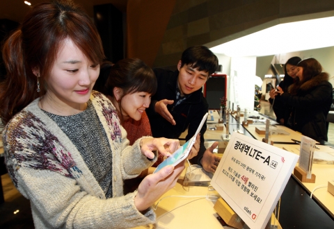 KT는 기존 LTE보다 4배 빠른 최대 속도 300Mbps의 광대역 LTE-A X4 체험 서비스를 28일부터 서울 광화문 올레스퀘어에서 시행하고, 29일부터 일반 대학생 고객으로 구성된 광대역 LTE-A X4 체험단을 운영해 속도와 품질 검증에 나선다