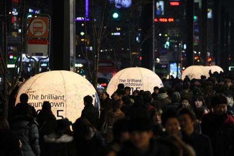 현대자동차㈜는 27일부터 31일까지 서울시 강남역 일대에서 대형 풍선에 고객들의 새해 소망을 적어 띄우는 위시볼(Wish Ball) 행사를 비롯해 유명가수 공연 카운트다운 세레모니 등 고객과 함께 하는 다양한 프로그램이 마련된 더 브릴리언트 카운트다운 2015 행사를 실시한다
