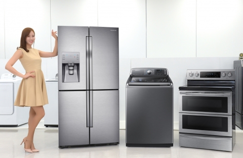 삼성전자 모델이 29일 수원 삼성전자 프리미엄 하우스에서 CES 2015에서 공개될 T9000 세미빌트인 냉장고, 액티브워시 세탁기, 듀얼 도어 플렉스 듀오 오븐 레인지를 소개하고 있다.(왼쪽부터)