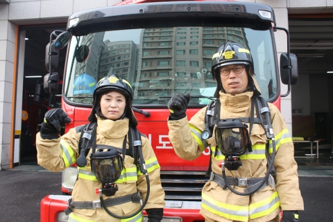 새정치민주연합 김현미 국회의원(사진좌측)과 김달수 경기도의원(사진 우측)이 일산소방서에서 소방현장체험을 실시하고 기념사진을 찍고 있다.