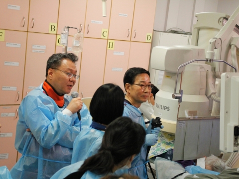 심찬섭 교수는 이번 워크숍에서 수술 후 생긴 담도 담석이나 장관 문합부 부위가 협착된 환자의 담석을 입을 통해 내시경을 삽입하지 않고 제거하는 최신 시술법을 선보였다.