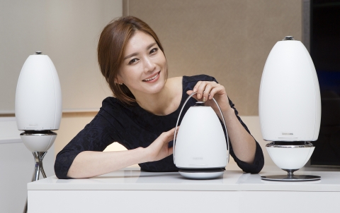 삼성전자가 오는 1월 6일부터 미국 라스베가스에서 개막하는 세계 최대 가전전시회 CES 2015에서 WAM7500/6500, 커브드 사운드바 등 혁신적인 오디오 제품을 선보인다. 사진은 삼성전자 모델이 수원 삼성 디지털시티에서 CES 2015에 공개 예정인 WAM7500/6500 제품을 소개하는 모습.