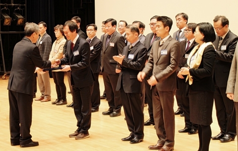 솔라루체 김용일 대표가 조달청이 주최한 2014년 제5회 우수조달물품 지정증서 수여식에서 증서를 받고 있다.