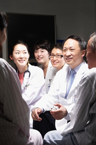 건국대학교병원 대장암센터(사진 센터장 황대용)가 최근 의사와 환자 간 대화창구인 대장암정(情)담회 100회를 넘기며, 환자와의 소통에 앞장서고 있다.