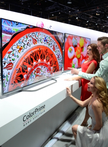 LG전자가 6일부터 4일간 美 라스베이거스에서 열리는 세계최대 가전전시회 ‘CES 2015’에서 퀀텀닷 필름을 적용해 색재현율을 높인 울트라HD TV도 내놓는다. 모델이 퀀텀닷 필름을 적용한 LG전자의 65형 울트라HDTV를 체험하고 있다.
