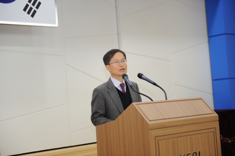 KERI는 5일 을미년 새해를 맞아 창원 본원 강당에서 전 직원이 참석한 가운데 시무식을 갖고 지난해의 성과를 마무리하는 한편, 희망찬 새로운 한 해의 시작을 다짐했다. 박경엽 원장이 신년사를 하고 있다.