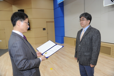 KERI는 5일 을미년 새해를 맞아 창원 본원 강당에서 전 직원이 참석한 가운데 시무식을 갖고 지난해의 성과를 마무리하는 한편, 희망찬 새로운 한 해의 시작을 다짐했다.
