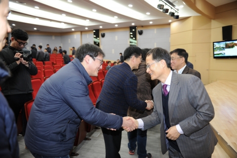 KERI는 5일 을미년 새해를 맞아 창원 본원 강당에서 전 직원이 참석한 가운데 시무식을 갖고 지난해의 성과를 마무리하는 한편, 희망찬 새로운 한 해의 시작을 다짐했다. 사진 오른쪽 박경엽 원장