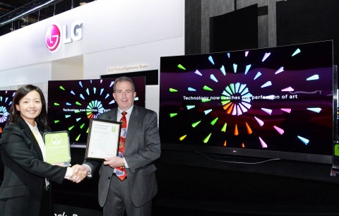 LG전자와 UL은 현지시각 5일 미국 라스베이거스에서 열리는 CES 2015에서 그린가드 인증서 수여식을 가졌다. 지난해 8월 TV부문에서는 세계 최초로 55형 올레드 TV가 그린가드 인증을 획득한데 이어, 이번에 77형(모델명 : 77EG97), 65형(모델명 : 65EC97) 울트라 올레드 TV가 추가로 인증을 받았다. 왼쪽부터 UL 코리아 염희정 상무와 LG전자 미국법인 팀 알레시(Tim Alessi) 신상품개발담당 가 포즈를 취하고 있다.