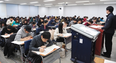 건국대학교는 6일 서울 광진구 능동로 건국대 캠퍼스와 건국대사범대학 부속고등학교 등 150여개 고사장에서 2015학년도 편입학 필기고사인 계열별 학업능력고사를 실시했다.