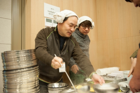 여행박사 새해 아침만남에서 떡국을 배식하고 있는 황주영 대표(오른쪽)와 최승수 이사(왼쪽)