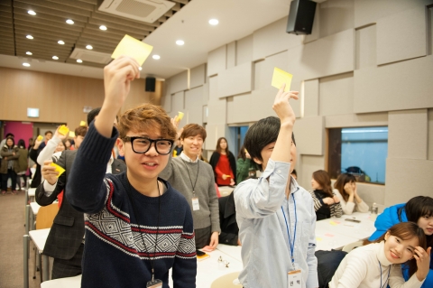여행박사 새해 아침만남에서 도전골든벨 퀴즈를 풀고 있는 직원들
