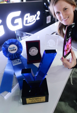 미국 라스베이거스에서 열리고 있는 CES 2015에서 LG G 플렉스2가 리뷰드닷컴 에디터스 초이스 어워드를 수상했다.  모델이 수상한 트로피와 함께 G 플렉스2를 들어보이고 있다.