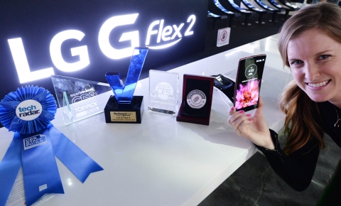 미국 라스베이거스에서 열리고 있는 CES 2015에서 LG G 플렉스2가 리뷰드닷컴 에디터스 초이스 어워드를 수상했다.  모델이 수상한 트로피와 함께 G 플렉스2를 들어보이고 있다.