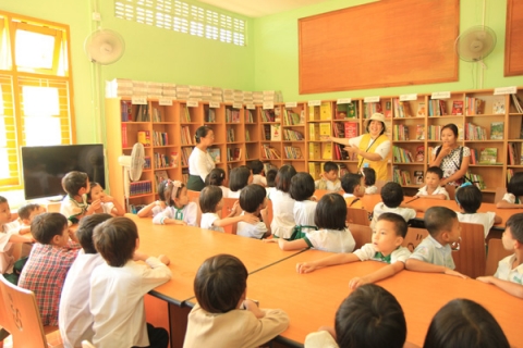 미얀마 쉐비다 제17초·중학교 학생들에게 도서관이 생겼다.