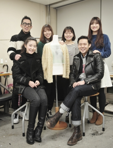 건국대 예술디자인대학 의상디자인학과 학생들이 4년째 이웃에 옷 지어 주기 재능기부 봉사 전통을 이어가고 있는 가운데, 연말 새로운 재능기부 프로젝트로 헌 옷에 새 생명을 불어넣어 제3세계 어린이들에게 꿈과 희망을 선물했다.