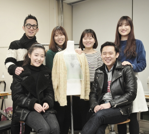 건국대 예술디자인대학 의상디자인학과 학생들이 4년째 이웃에 옷 지어 주기 재능기부 봉사 전통을 이어가고 있는 가운데, 연말 새로운 재능기부 프로젝트로 헌 옷에 새 생명을 불어넣어 제3세계 어린이들에게 꿈과 희망을 선물했다.