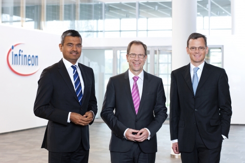 (왼쪽부터) 아룬자이 미탈(Arunjai Mittal) 경영이사회 위원 - 지역, 세일즈, 마케팅, 전략 개발 및 M&A 총괄 라인하드 플로스(Reinhard Ploss) CEO, 도미니크 아삼(Dominik Asam) CFO