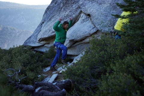 파타고니아의 클라이밍 홍보대사 토미 콜드웰이 세계 최초로 요세미티 국립 공원의 수직벽 엘 카피탄을 맨손으로 등반하는 대기록을 세웠다.