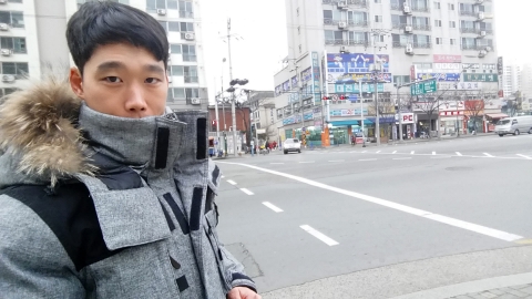 커뮤니티 맵핑 사용자가 신호등 앞에 서 있는 모습