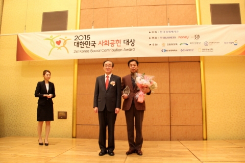 KMI 이규장 이사장(오른쪽)과 한국경제매거진 이희주 대표(왼쪽)가 기념촬영에 임하고 하고 있다.