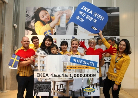 세실리아 요한슨(Cecilia Johansson) 이케아 광명점장이 이케아 광명점을 찾은 100만 번째 방문객에게 100만원 상당의 이케아 기프트카드를 증정하고 있다.