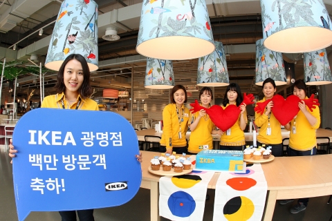이케아 코리아 직원들이 100만 번째 방문객을 맞아 기뻐하고 있다.