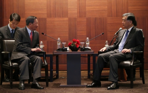 구본무 LG 회장(오른쪽)이 24일 오전 서울 장충동 신라호텔에서 한국을 방문 중인왕양 중국 부총리(왼쪽)를 만나 상호 발전 및 협력에 대한 의견을 나눴다.