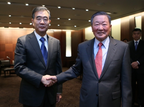 구본무 LG 회장(오른쪽)이 24일 오전 서울 장충동 신라호텔에서 한국을 방문 중인왕양 중국 부총리(왼쪽)를 만나 상호 발전 및 협력에 대한 의견을 나눴다.