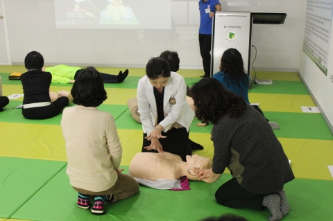 동명대가 BLS센터를 개소하고 심폐소생 교육을 시행한다.