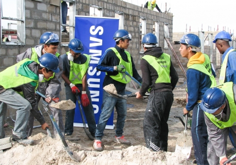 지난해 넬슨 만델라의 날, 삼성전자 남아프리카공화국 법인 임직원들이 펠리칸 파크에서 봉사활동에 참여하고 있다.