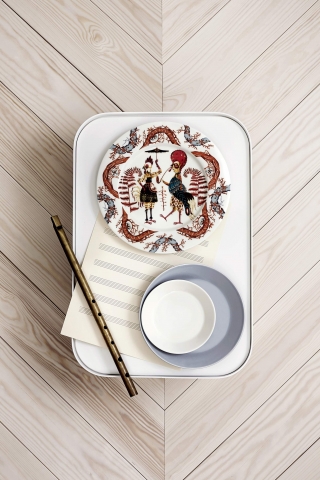 이딸라(Iittala)가 일상의 식탁에 신화적 상상력을 불어 넣은 테이블웨어 탄시(Tanssi) 컬렉션을 출시했다.