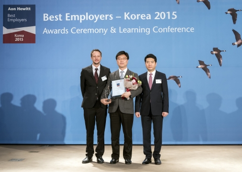 한국먼디파마 대외협력부 김용정 상무(가운데)가 2월 4일 에이온휴잇(Aon Hewitt)의 주최로 진행된 ‘2015 한국 최고의 직장 시상식 및 세미나’에서 ‘최고의 직장 본상’ 수상 기념패를 수여 받았다.