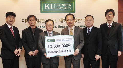 한상길 GB하나테코(주) 대표가 동물생명과학대학 지정 장학금으로 건국대에 1,000만원을 기부했다.