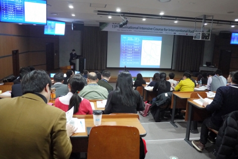 아시아태평양 지역 13개국에서 온 의료진들이 한국의 인터벤션 교육을 청강하고 있다
