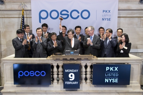 9일(현지시간) 뉴욕 증권거래소에서 포스코 권오준 회장(가운데)은 NYSE John Merrell 부사장(권오준 회장 왼쪽)과 임직원들이 함께 하는 가운데 폐장을 알리는 타종식을 하고 있다.