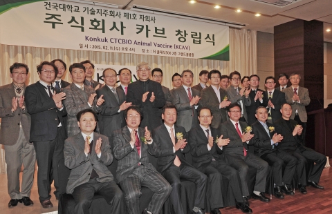 건국대 산학협력단(단장 서정향)과 수의과대학이 씨티씨바이오(대표이사 성기홍), 인트론바이오테크놀로지(대표이사 윤성준) 등 바이오기업과 손잡고 동물용 백신 등 동물의약품 기술개발 사업에 나선다.