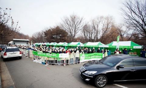 지난 2월 7일 아름다운나눔보따리 서울 행사장. 봉사자들이 차에 쌀과 나눔보따리를 싣고 각자 어르신 댁에 배달을 떠나고 있다.