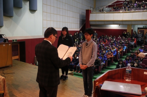 군산대학교 과학영재교육원이 14일 군산대학교 음악관 콘서트홀에서 2014 과학영재교육원 수료식 및 2015 입학식을 열었다.