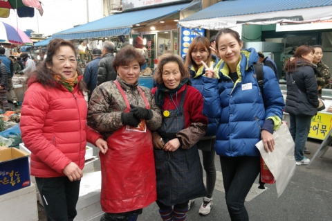 부산의 관광특구인 자갈치 시장을 찾아가 상인들 대상으로 스마일 뱃지와 핫팩을 나눠줌으로써 환대의식을 다시 한번 재고시키는 캠페인을 펼쳤다