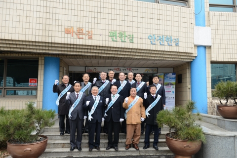 도로교통공단이 설을 맞아 17일 서울고속도로 요금소에서 경찰청, 한국도로공사, 교통안전공단, 손해보험협회 등과 함께 교통안전 캠페인과 고속도로 현장점검을 실시했다.
