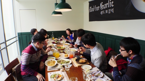 매드포갈릭과 외식 빅데이터 분석기업 레드테이블이 중국의 설 명절인 춘절을 맞이해 명동 눈스퀘어 6층에 위치한 매드포갈릭 명동점에서 서울에서 유학하고 있는 중국인 대학생 십여 명을 초청하여 춘절파티를 개최하였다.